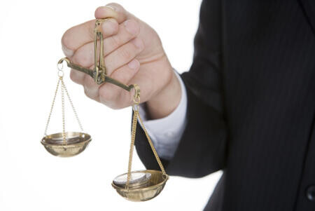 A béralkunál törekedjünk az egészséges középútra.