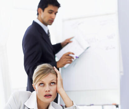 Mit tegyünk, ha idegesítenek a kollégák?