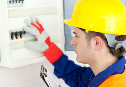 Villanyszerelőt és hűtőgépszerelőt is keresnek az osztrák munkaadók.