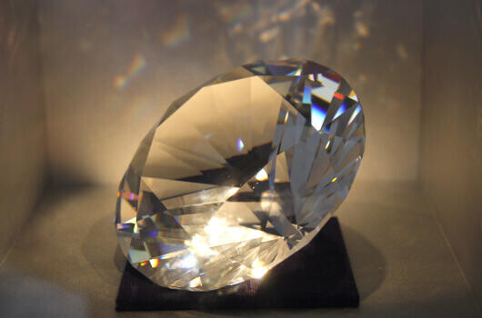 200 embert elbocsát a Swarovski