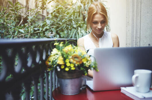 A munkaidő felét az irodán kívül töltjük