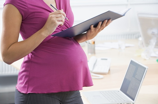 terhesség és otthoni munka trendvonal korrelációs kapcsolat