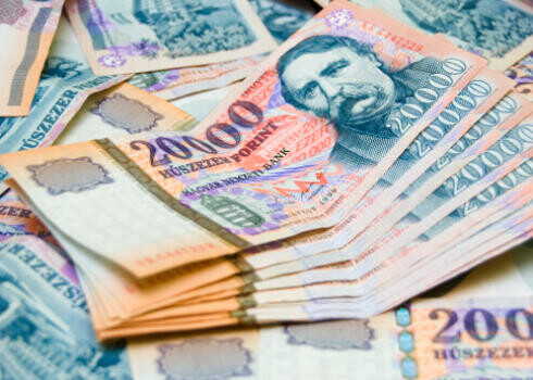 Ugyanazért a munkáért kevesebb bér