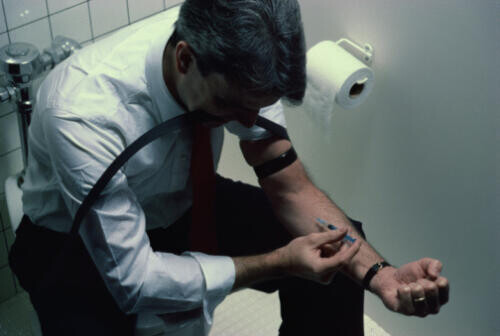 Büntethető a drogozó kolléga?