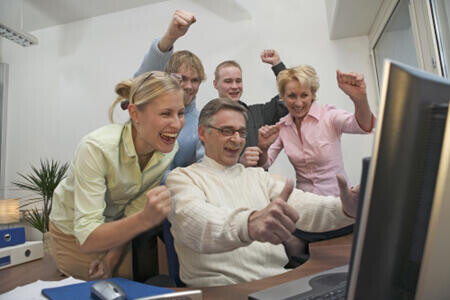 Vidáman jobban megy a munka, nagyobb terhelést is könnyebben elviselnek a dolgozók és a kollektíva összetartó ereje is erősebb, ha az atmoszféra békés.