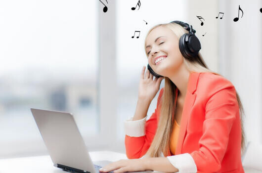 Ilyen zenét hallgassunk munka közben!