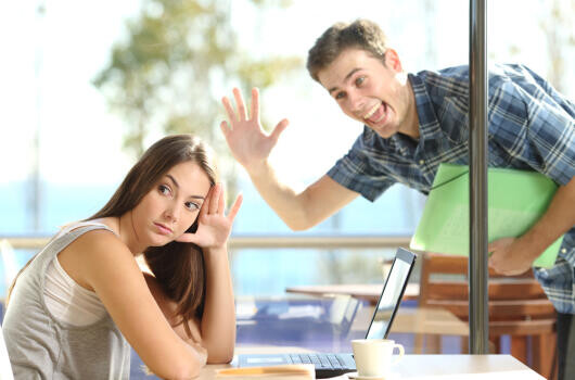 Íme a 10 legidegesítőbb kolléga