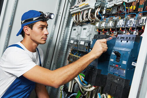 Villanyszerelők, figyelem!