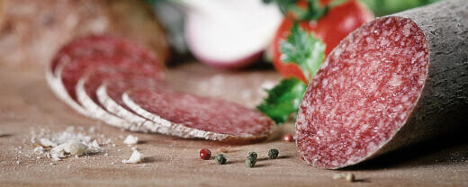 Ennyivel nő a bér a szalámigyárban