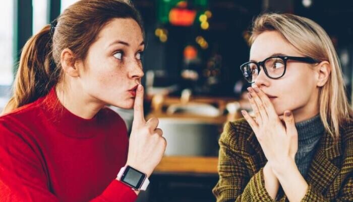 Nem a munka, hanem a hangulat merít le – így hat rád a munkahelyi pletyka