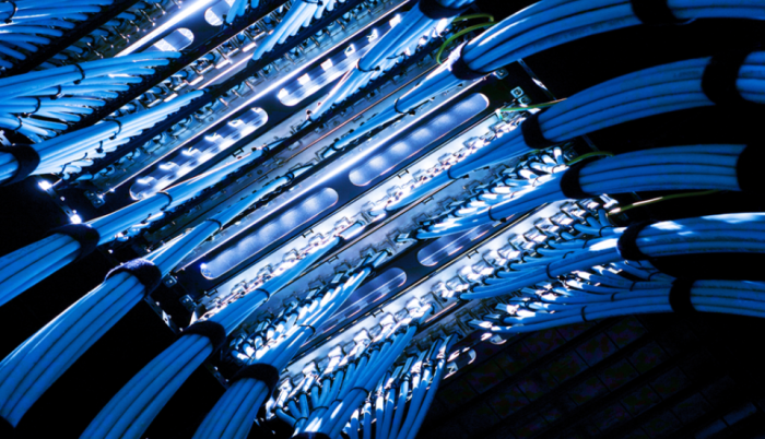 Fejlesztés három helyszínen