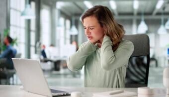 Az ülőmunka ára: mit tesz a testeddel napi 8-10 óra székben?