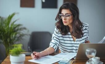 SZJA 2025: mennyi adót fizetsz a fizetésed után és hogyan befolyásolja a nettó béredet?