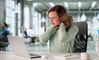 Az ülőmunka ára: mit tesz a testeddel napi 8-10 óra székben?